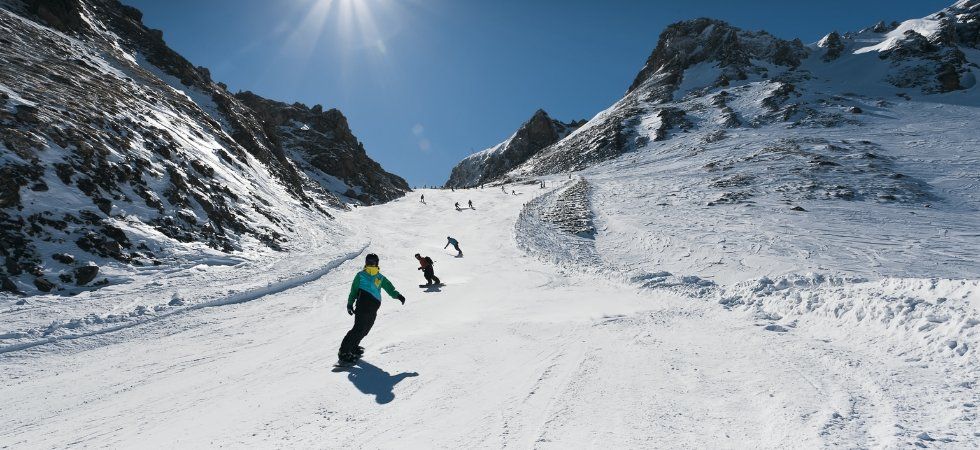 Skiferie i Bad Gastein - skiløber og snowboarder på pisten i høj solskin