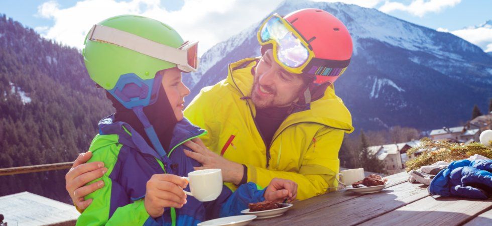 Skiferie i Bad Gastein - far og søn drikker kakao