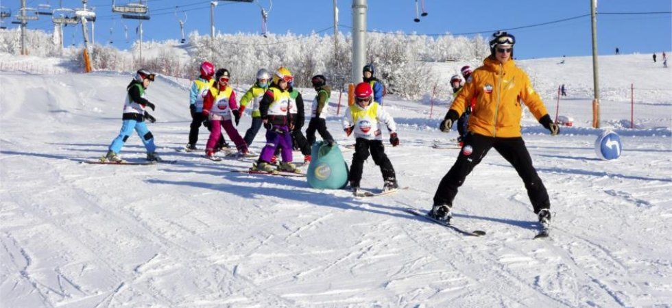 Skiferie i Beitostølen - skilærer med børn på slalombane