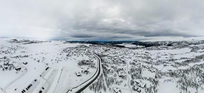 Skiferie i Beitostølen - vej gennem byen set fra oven