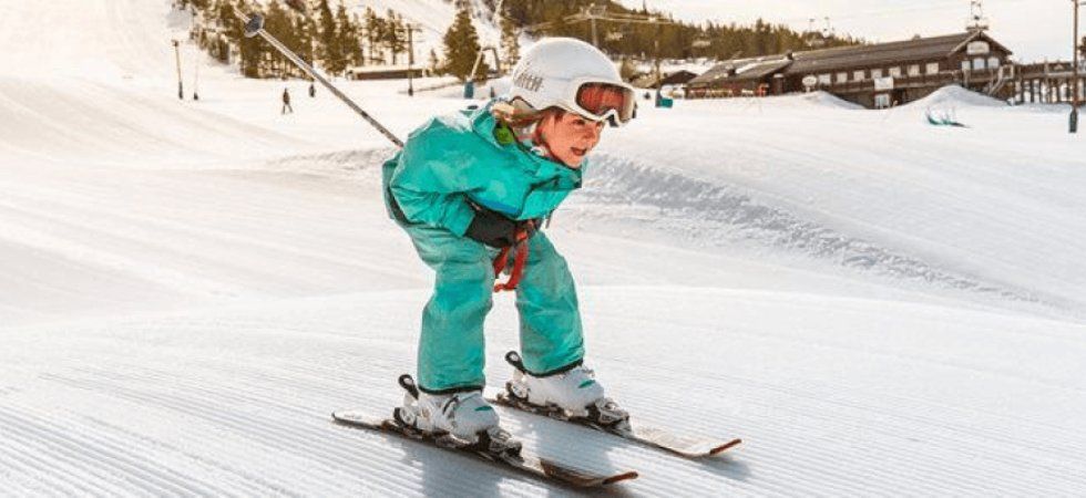 Skiferie i Idre Fjäll - pige drøner ned af pisten
