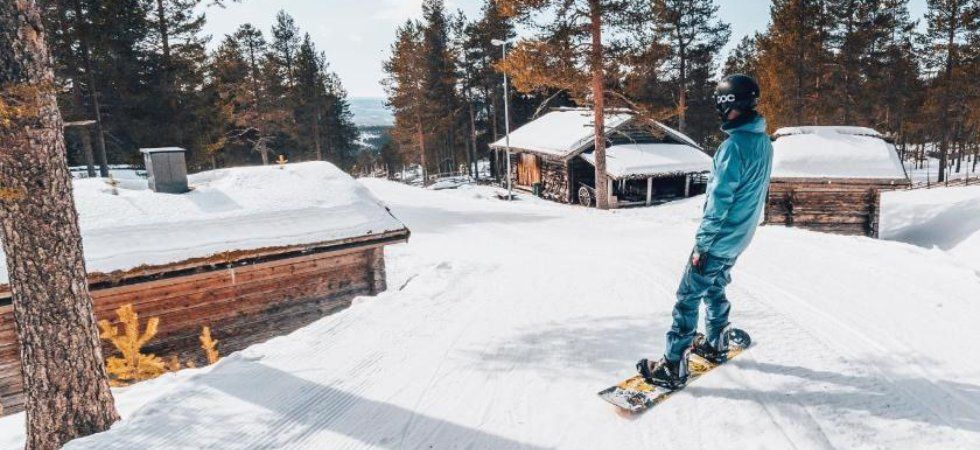 Skiferie i Idre Fjäll - snowboarder der kører mellem hytter