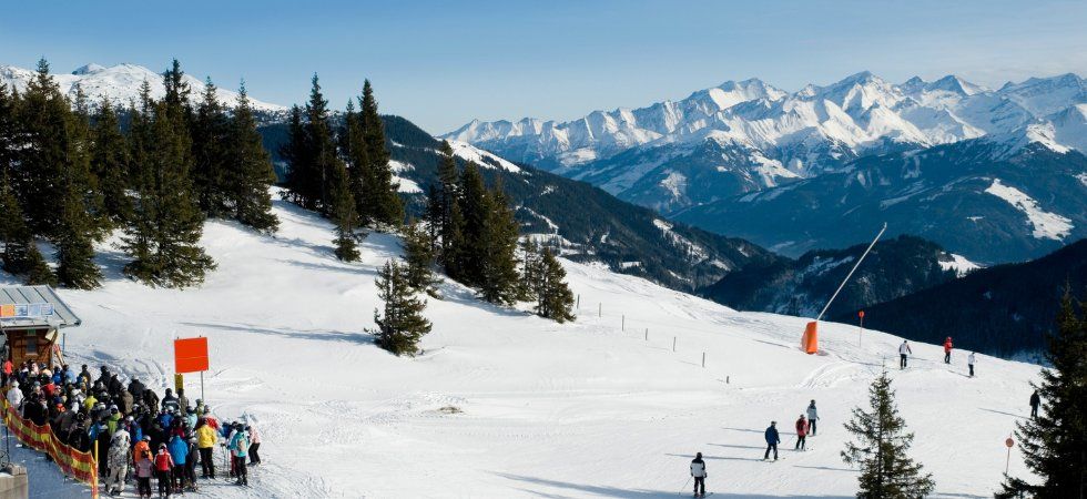 Skiferie i Kitzbühel - skiløbere der står i kø til lift