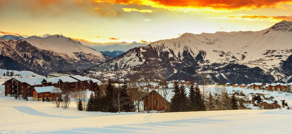 Skiferie i La Toussuire - billede over byen i solnedgang