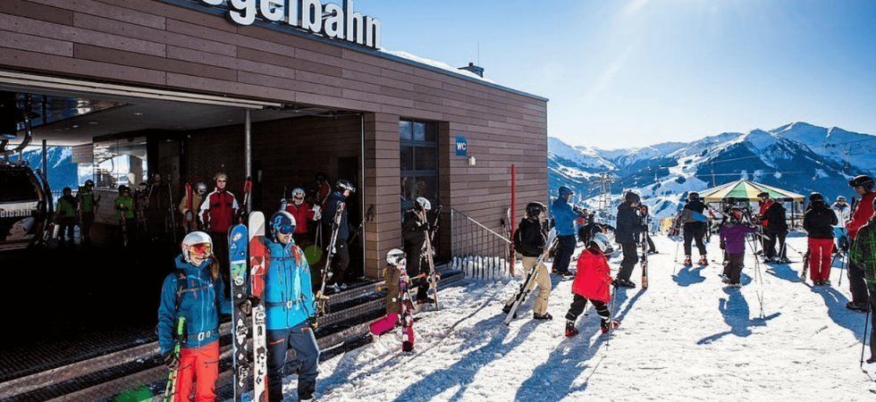 Skiferie i Saalbach - Skiløber klar til at køre ned af pisten i høj solskin