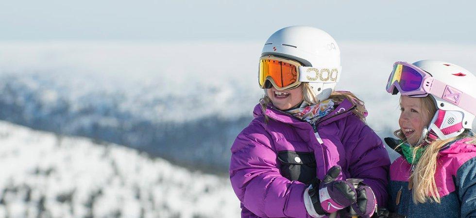 Skiferie i Sälen - to smilende piger på ski