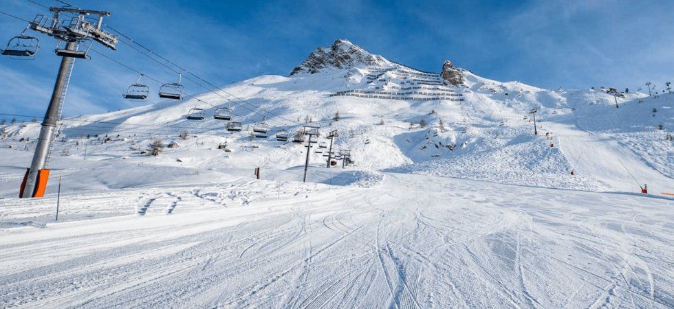 Skiferie i Tignes - fra pisten til kig mod toppen med lavinehegn