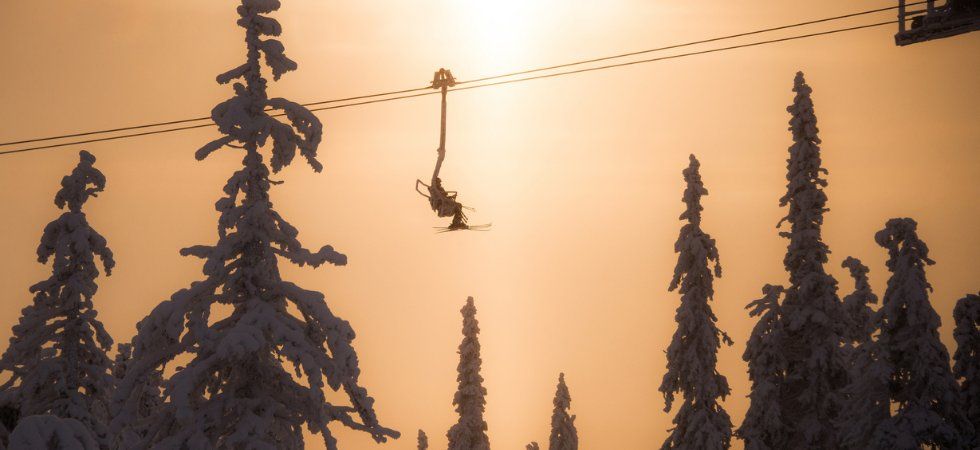Skiferie i Trysil - skiløber i lift i aftensolen