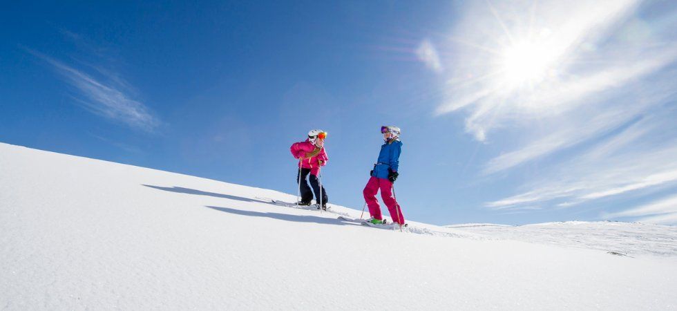 Skiferie i Trysil - to børn på pisten i høj sol