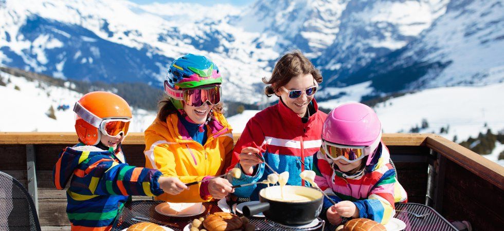 Skiferie i Val Thorens - Familie på restaurant spiser oste fondue