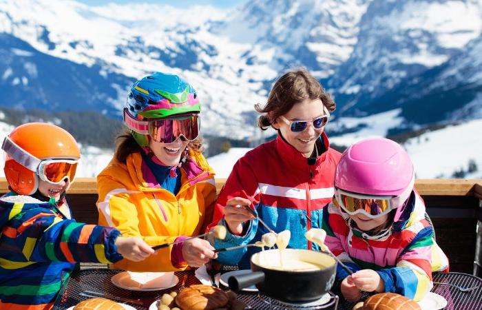 Skiferie i Val Thorens - Familie på restaurant spiser oste fondue