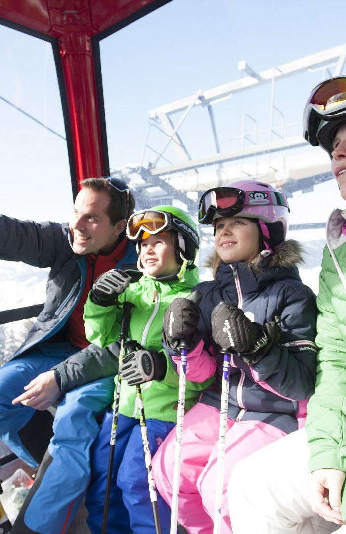 familie-in-der-gondel-wagrain-kleinarl