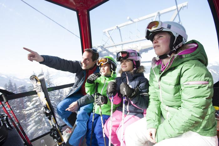 familie-in-der-gondel-wagrain-kleinarl