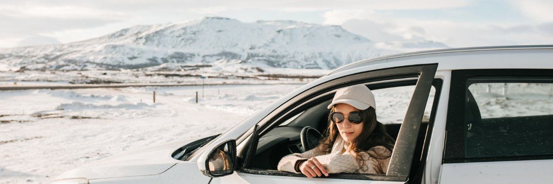 Transport til skiferien - pige i bjergene der er kørt på skiferie