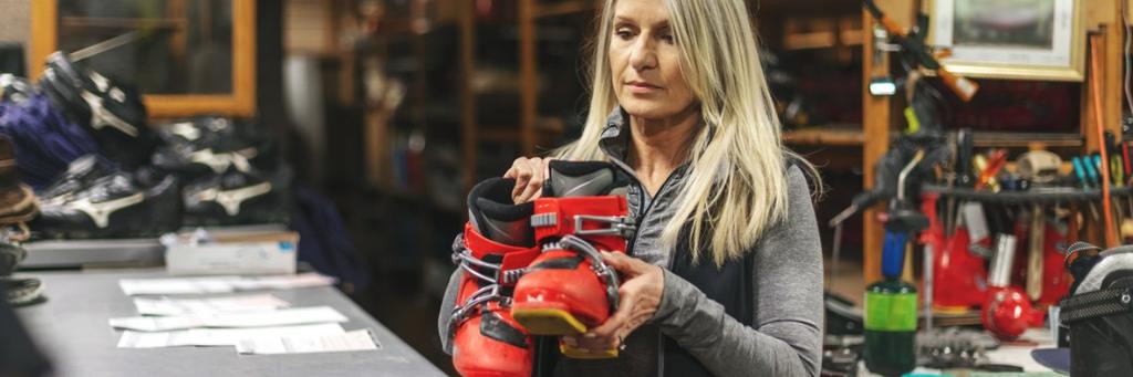 Skileje - medarbejder i skishop ved at udlevere støvler