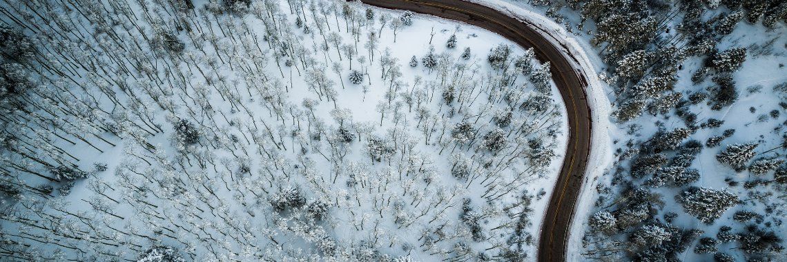 Transport til skiferien - snoet vej set fra oven