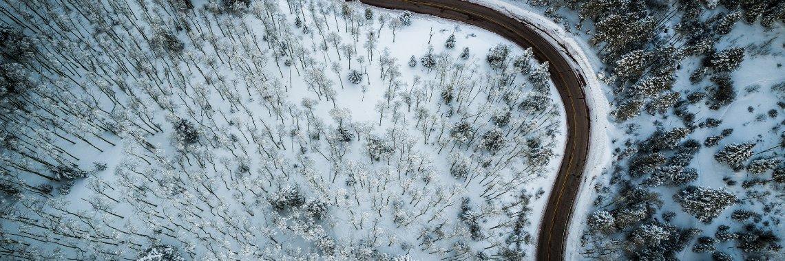 Transport til skiferien - snoet vej set fra oven
