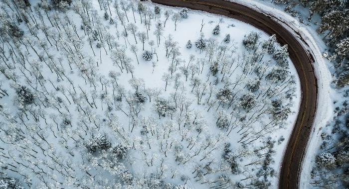 Transport til skiferien - snoet vej set fra oven