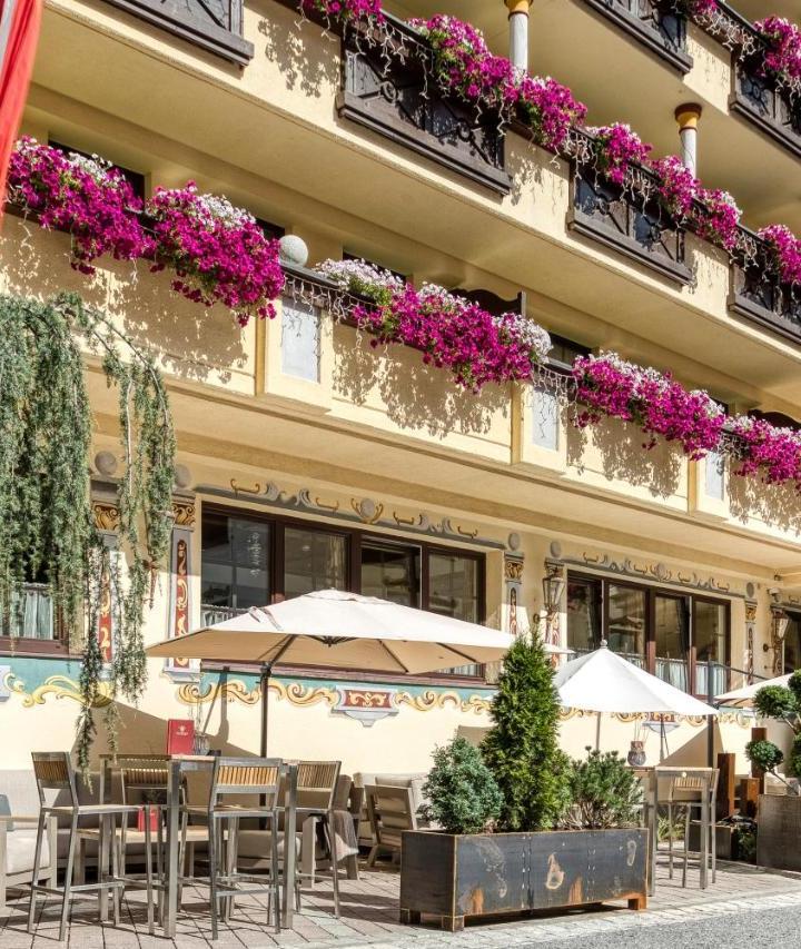 Deluxe Double Room (1 Queen Bed and 1 Double Sofa Bed) – Gourmet- & Wellness-Hotel Alte Post