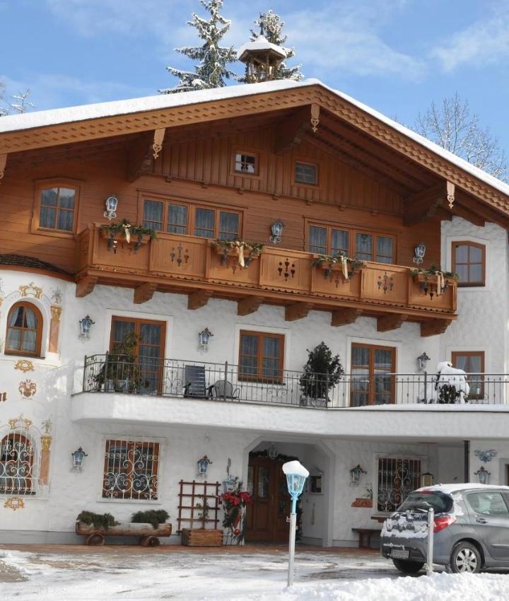 One-Bedroom Apartment with Balcony (1 extra-large double bed) - Free WiFi – Haus Florian Appartements