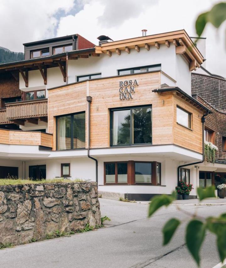 Superior Double Room (1 sofa bed and 1 large bed) - Free WiFi – Hotel Rosa Canina