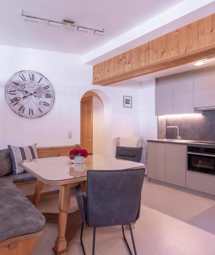 One-Bedroom Apartment (1 single bed and 1 large bed) - Free WiFi – Haus Praxmarer