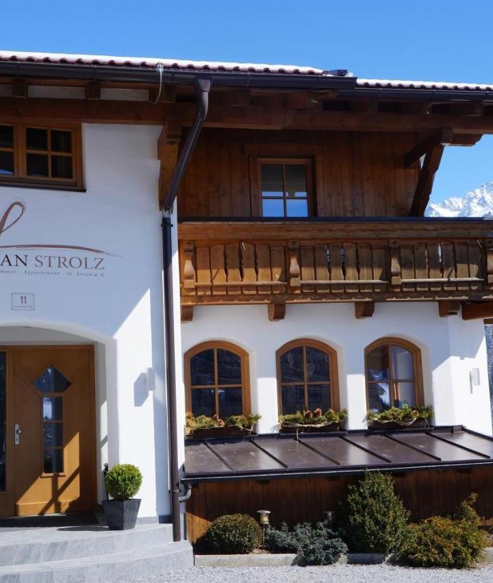 Double Room with Balcony (1 double bed and 1 sofa bed) - Free WiFi – Pension Strolz