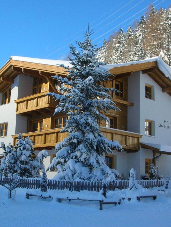 Two-Bedroom Apartment with Balcony (1 extra-large double bed) - Free WiFi – Haus Untergand