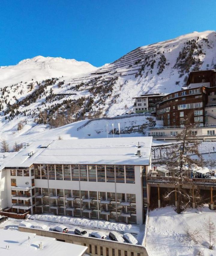 Family Room, 2 Bedrooms, Balcony, Mountain View (Arnika) (1 Queen Bed and 2 Twin Beds) – Hotel Lohmann