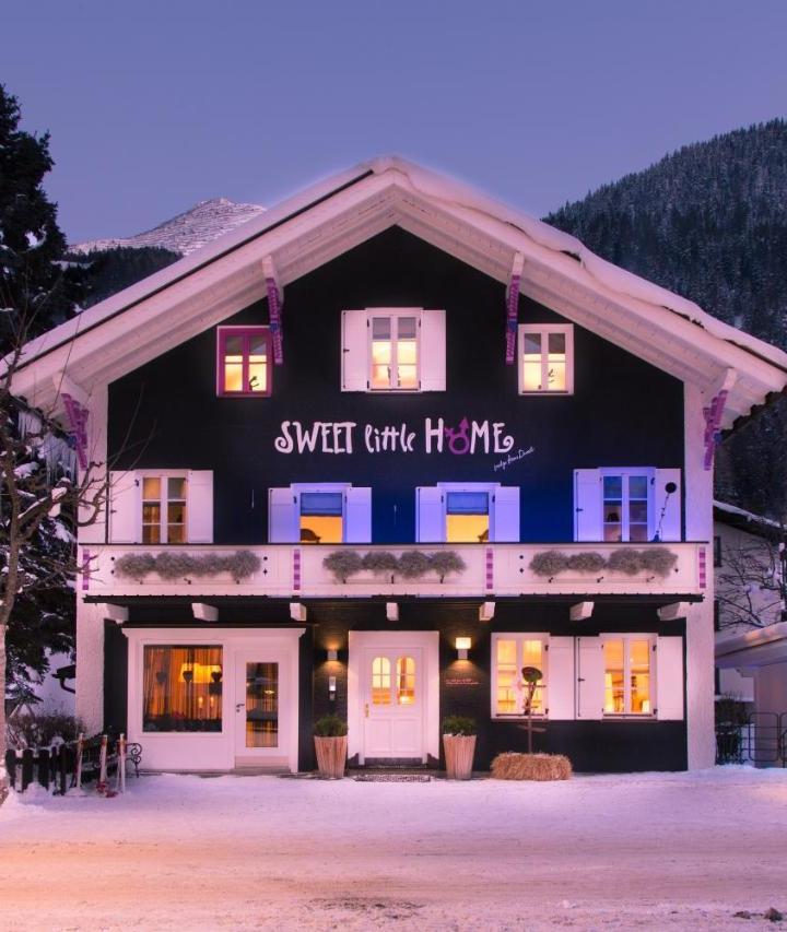 Seven-Bedroom Chalet (1 extra-large double bed) - Free WiFi – Raffl's Sweet Little Home