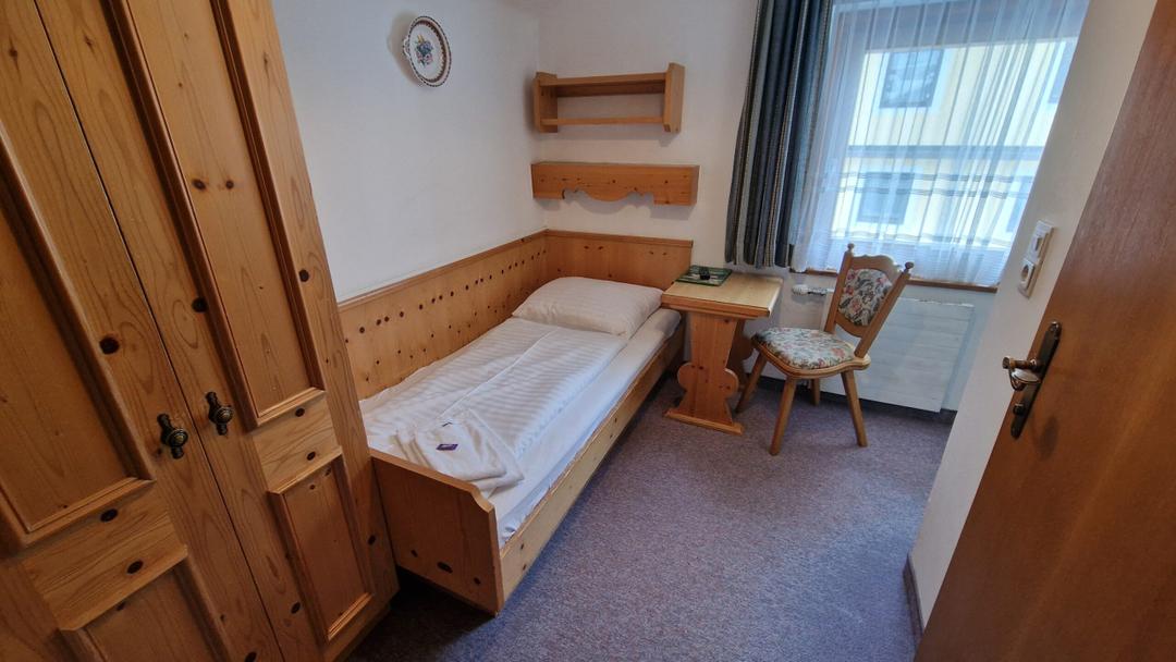 Enkeltværelse ”Bernkogel u balkon” max 1 pers. – Pension Eder