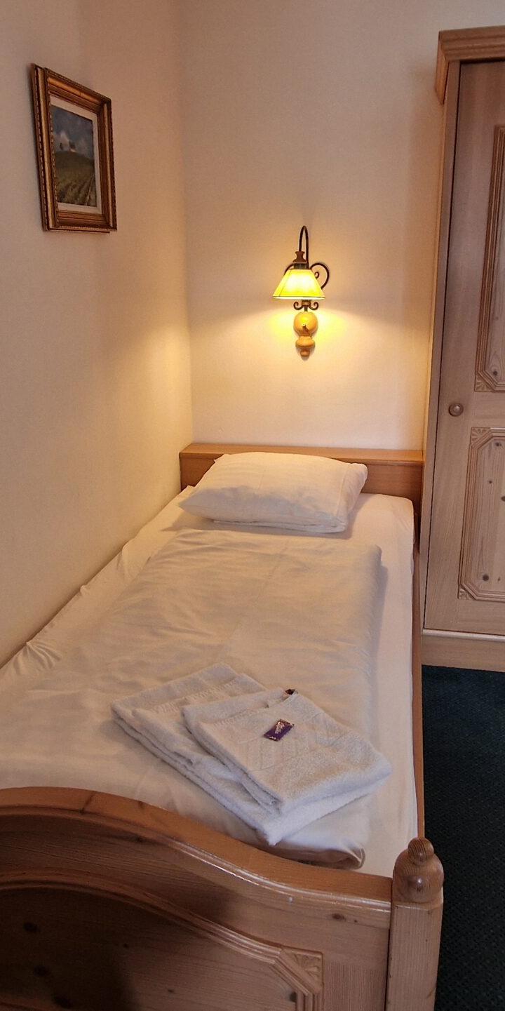 Enkeltværelse ”Bernkogel m balkon” max 1 pers. – Pension Eder
