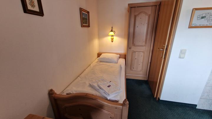 Enkeltværelse ”Bernkogel m balkon” max 1 pers. – Pension Eder (1/16)