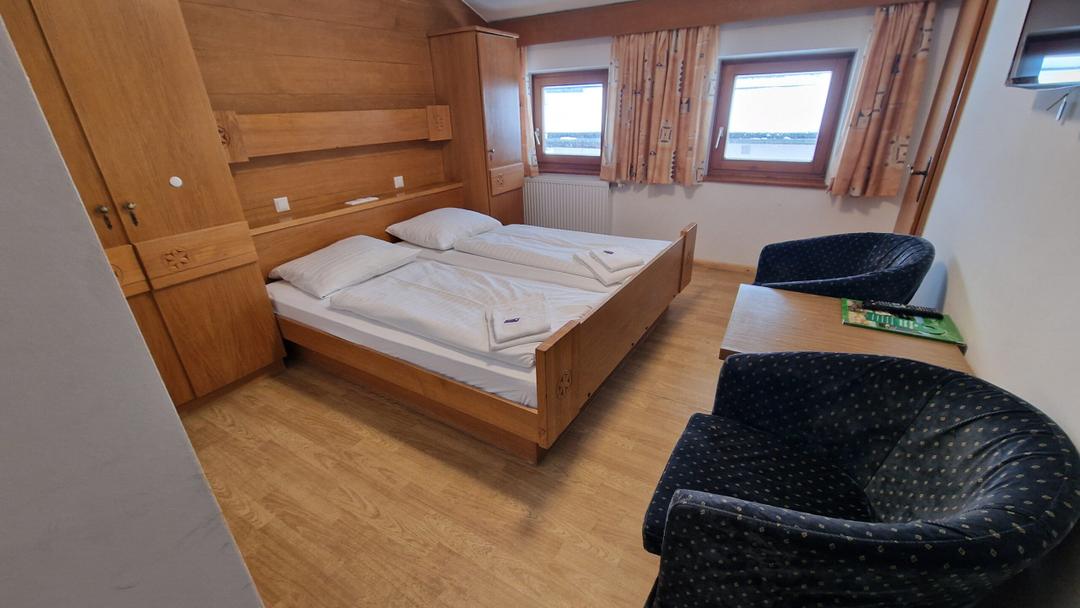 Dobbeltværelse ”Bernkogel u balkon” max 2 pers. – Pension Eder
