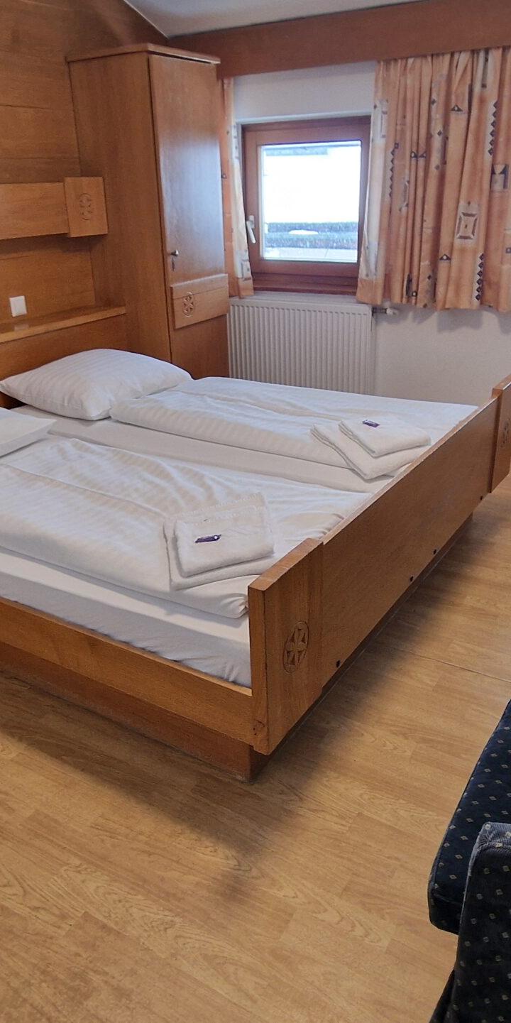 Dobbeltværelse ”Bernkogel u balkon” max 2 pers. – Pension Eder