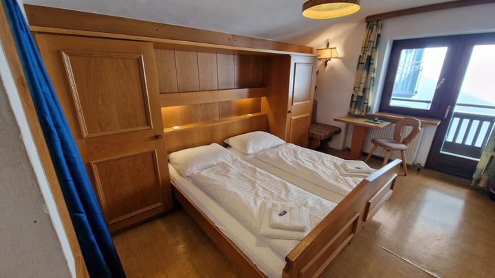 Dobbeltværelse ”Bernkogel m balkon” max 2 pers. – Pension Eder (1/24)