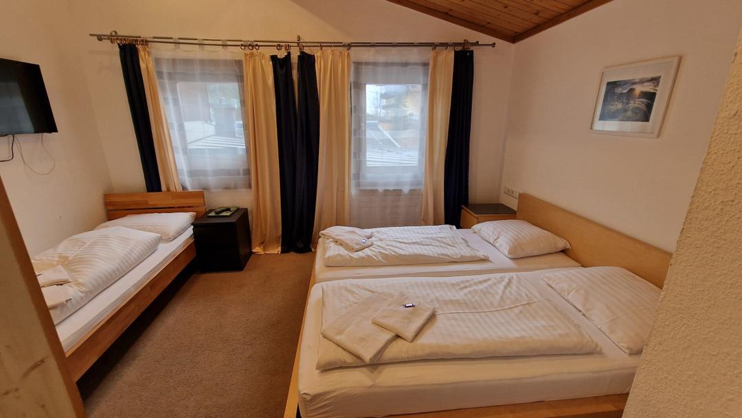 Trippelværelse ”Kohlmais u balkon” max 3 pers. – Pension Eder