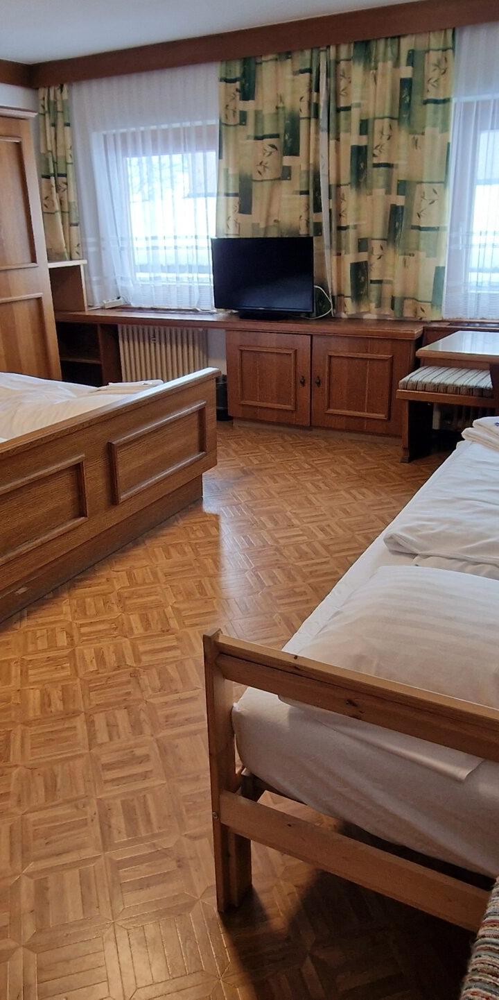 Trippelværelse ”Bernkogel u balkon” max 3 pers. – Pension Eder