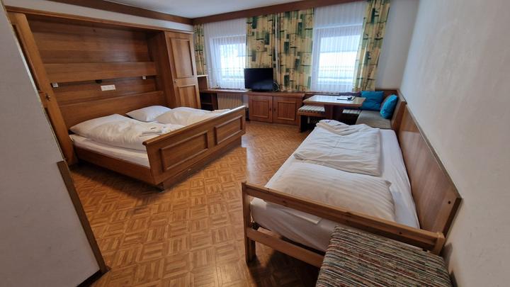 Trippelværelse ”Bernkogel u balkon” max 3 pers. – Pension Eder (1/34)