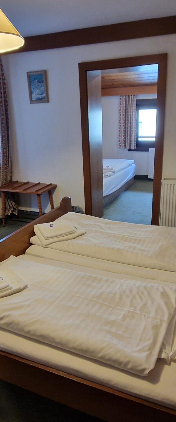 Trippelværelse ”Bernkogel m balkon” max 3 pers. – Pension Eder
