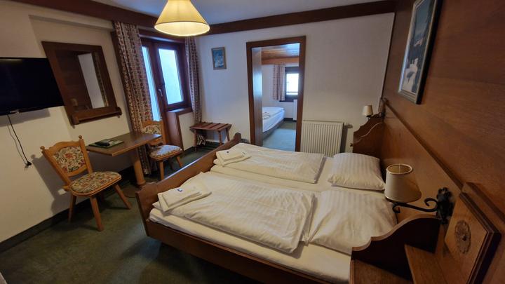 Trippelværelse ”Bernkogel m balkon” max 3 pers. – Pension Eder (1/18)