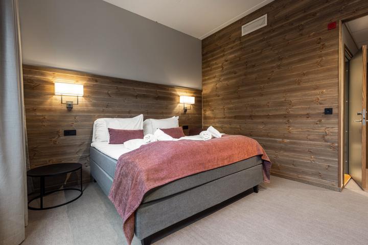 Dobbeltværelse m vindue mod parkering max 3 pers. – Skarsnuten Hotel (1/3)